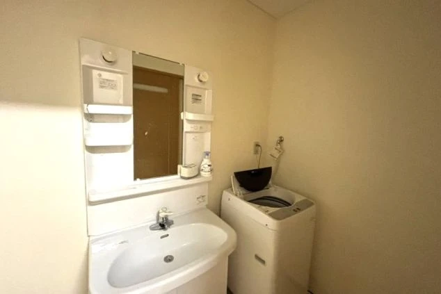 リゾートバイト個室寮の設備。室内に独立洗面台と専用洗濯機置き場があり生活に便利。