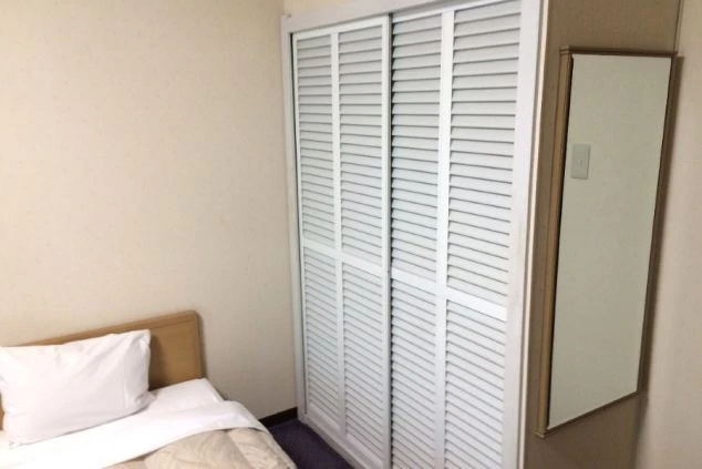 リゾートバイト寮の、十分な大きさのクローゼット。隣には姿見もあるので、毎日の身だしなみチェックもばっちりです。