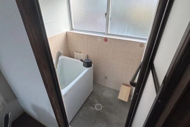 リゾートバイトの寮に完備された、清潔感のあるセパレートタイプのお風呂の画像。仕事の疲れをリセットできる快適なプライベート設備。