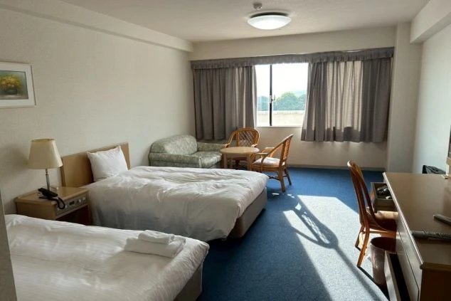 設備が充実したリゾートバイトの客室寮の画像。ベッド、ソファ、机付きの広い個室（または相部屋）でプライベートも快適。