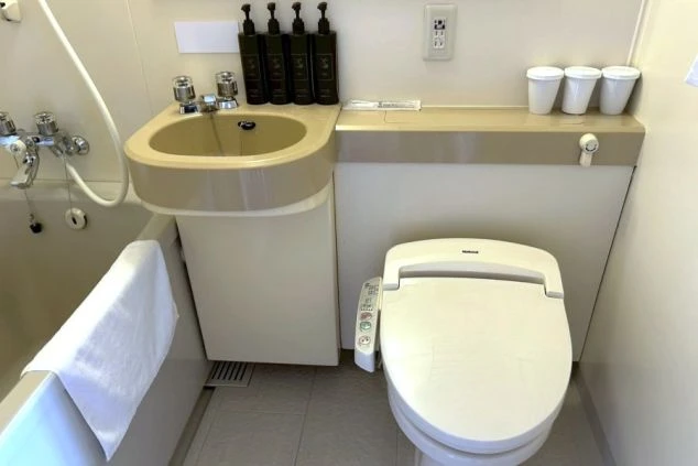 客室寮に完備された、温水洗浄便座付きトイレの画像。リゾートバイトでも水回りの設備が充実している寮。