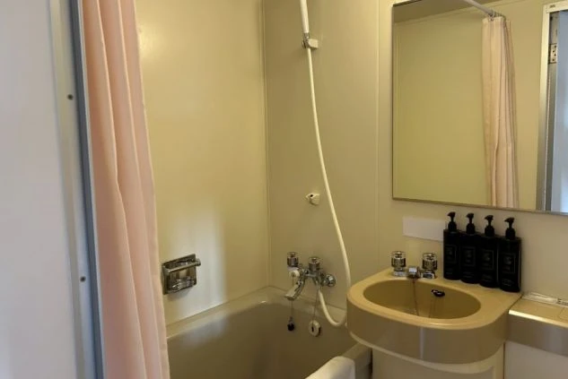 客室寮のユニットバスの画像。リゾートバイトの寮で、バス・トイレが部屋に付いている快適な環境。