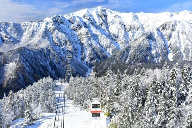 リゾートバイトの勤務エリアの飛騨高山にある冬のロープウェイの画像。