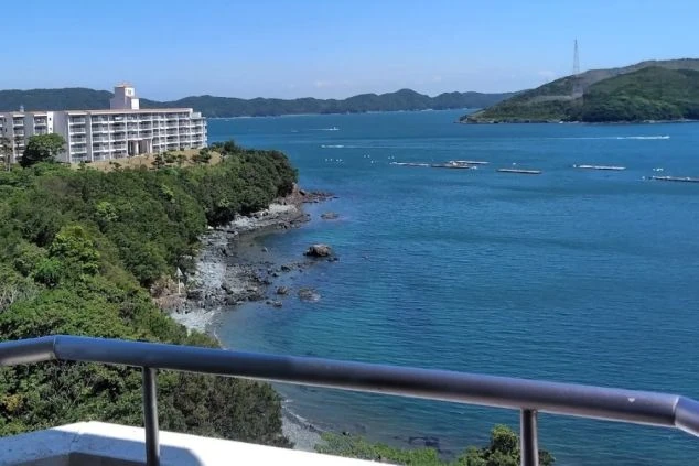 複雑なリアス式海岸と青い海が一望できる、ホテルからの絶景。