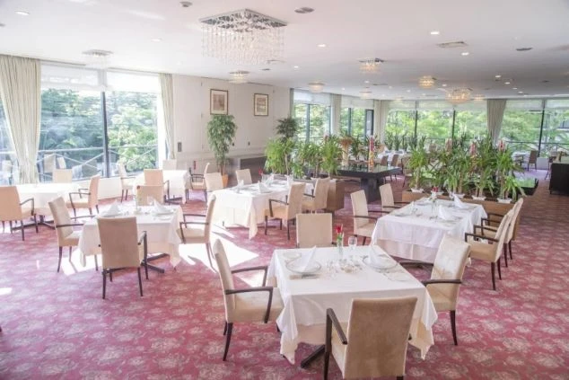 窓の外の緑が美しい、開放的で明るいホテル内レストラン。