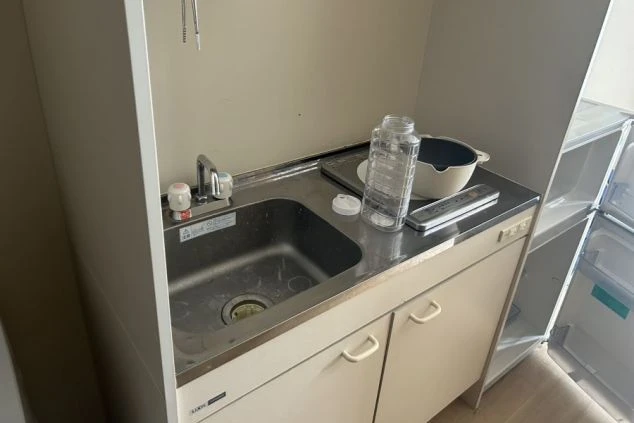 寮のキッチンに設置された冷蔵庫。食材や飲み物を保管できるので便利。