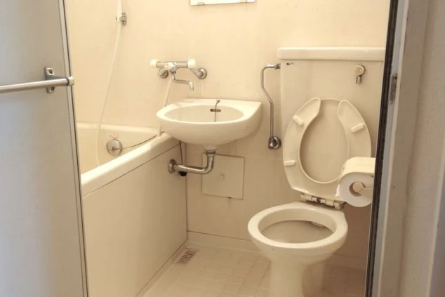 ユニットバス。浴槽、洗面台、トイレが一体となった清潔感のある水回り。