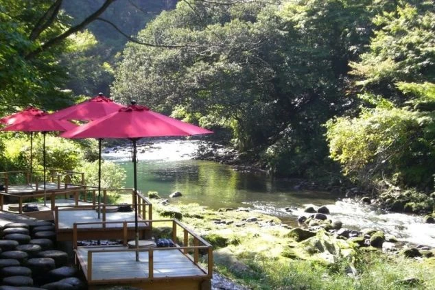 山中温泉で働くリゾートバイト。渓流のせせらぎと豊かな自然に囲まれ、仕事の疲れを癒やせる絶好のロケーション。