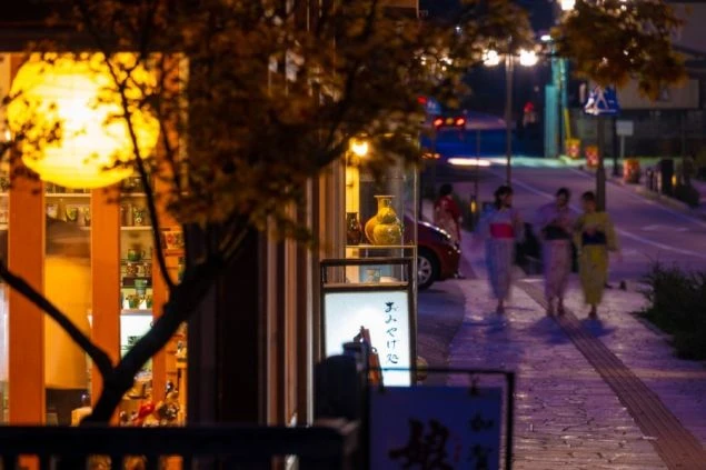 仕事終わりや休日に散策したい、情緒あふれる温泉街の夜景。お土産屋や食事を楽しむリゾートバイトの生活。