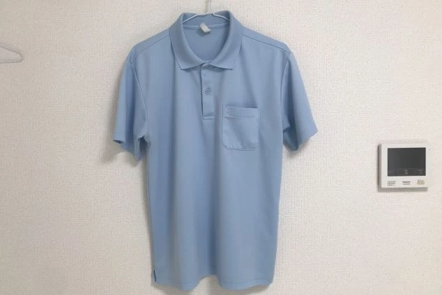 客室清掃スタッフ用の制服画像。清潔感のある水色のロゴ入りポロシャツ。