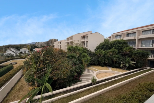 海が見えるリゾートホテルのラウンジの画像。ホールスタッフやレストランサービスのお仕事。