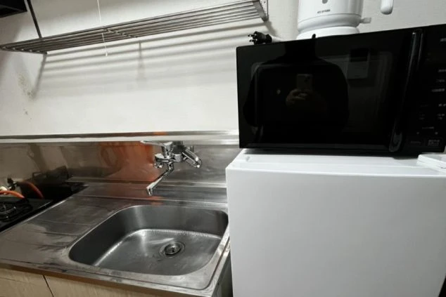 リゾートバイトの完全個室寮のキッチン横にある電子レンジと冷蔵庫の画像