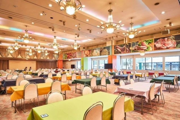 豪華なシャンデリアがある広々としたレストラン。リゾートバイトでホールスタッフに挑戦しませんか。