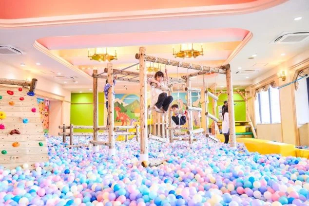 遊具とカラフルなボールプールがあるキッズスペース。子供と楽しく働けるリゾート施設の仕事です。