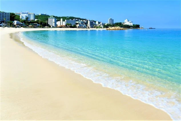 和歌山県 南紀白浜の白い砂浜とエメラルドグリーンの海。夏のリゾートバイトの仕事場や周辺景色。