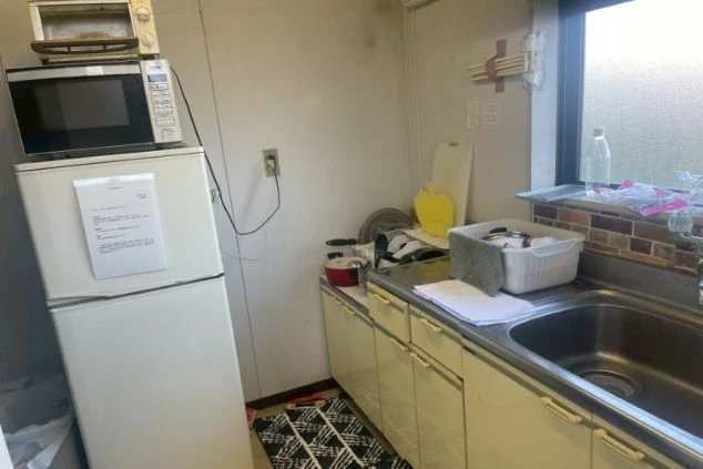 寮にあるキッチン設備。電子レンジ、炊飯器、冷蔵庫が備え付けられており、自炊派のスタッフも快適に過ごせる環境。