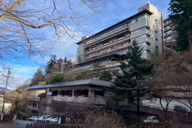 伊香保温泉の老舗旅館の重厚な建物外観