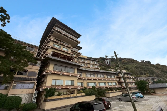 重厚な瓦屋根とモダンな建築様式が融合した多層階の建物で、多くの客室から海の絶景が楽しめる造りになっています。