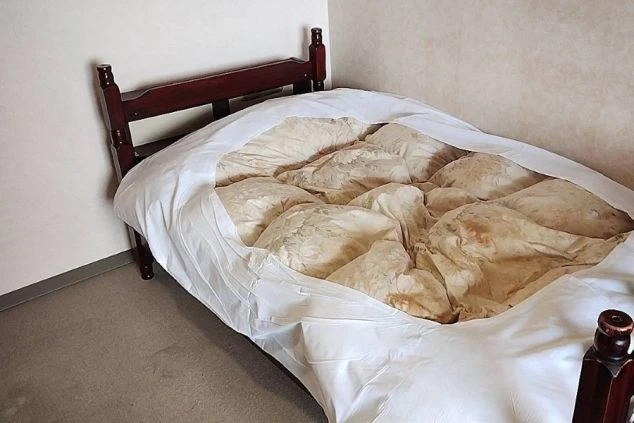 リゾートバイトの寮に用意された清潔なベッドと寝具の画像。