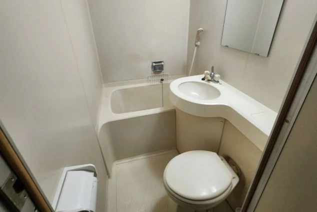 寮の個室内または共用部に設置されたユニットバスの画像。