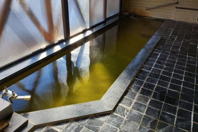 スタッフも利用可能なホテル内の温泉大浴場の画像。