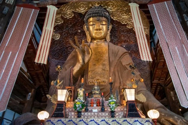 岐阜県 正法寺にある大きな大仏。リゾートバイトの休日に訪れる歴史的な観光地。