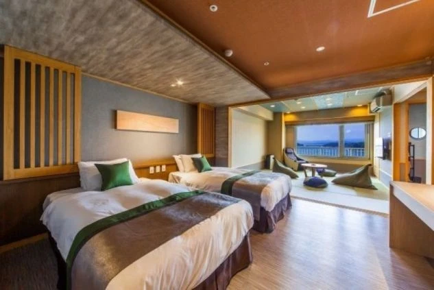 海が見える和モダンなリゾートホテルの客室画像。