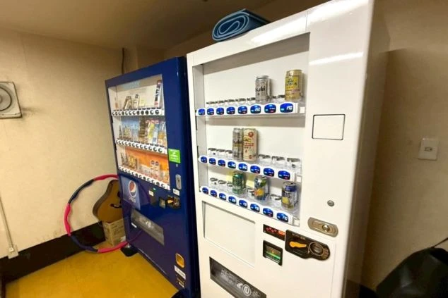 リゾートバイトの相部屋寮の自販機の画像