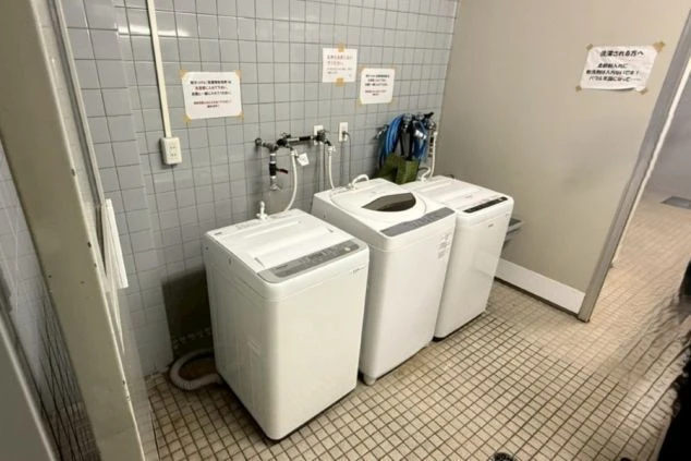 リゾートバイトの相部屋寮の共用洗濯機の画像