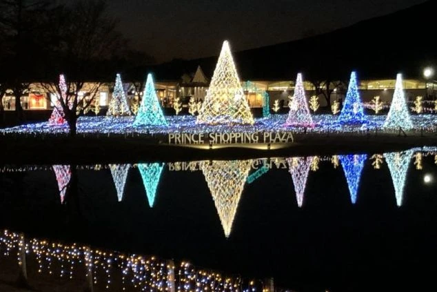 軽井沢プリンスショッピングプラザの冬のイルミネーションの画像。冬のリゾートバイトで楽しめる観光地。