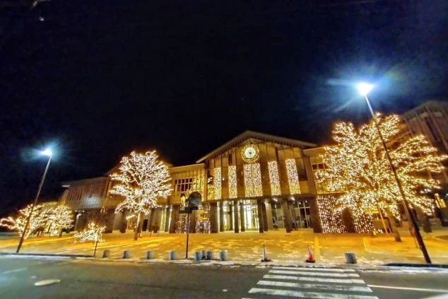 軽井沢駅前の広場と華やかなイルミネーションの画像。リゾートバイト中に買い物や移動に便利な場所の周辺情報。