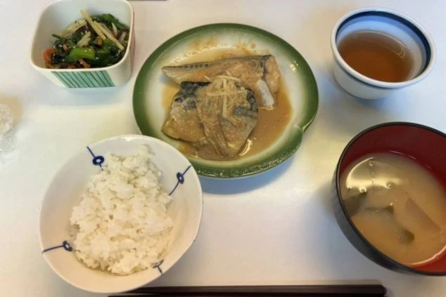 食事補助・食事付きのリゾートバイト求人。栄養バランスの取れた賄いで生活費を節約できる。