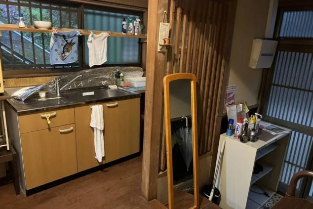 宮島エリアのリゾートバイト寮にある共用キッチン。生活に必要な設備が揃った、自炊もできる環境。