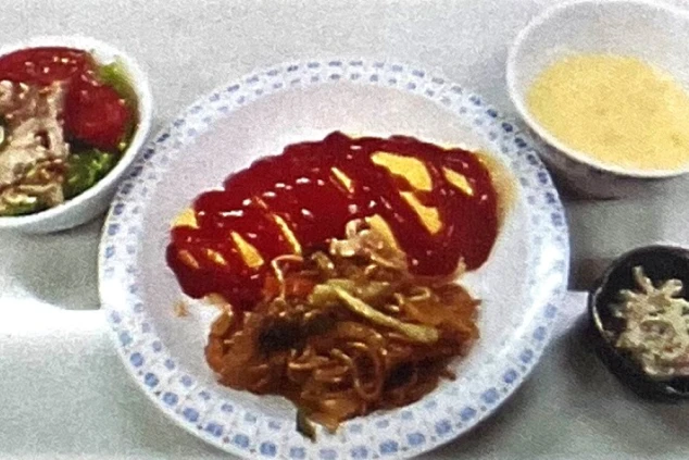 まかないを表現するイメージ画像。焼きそばとオムレツ、サラダなどがセットになった食事。
