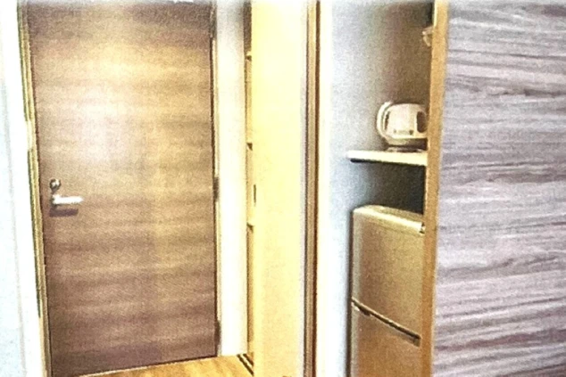 リゾートバイトの社員寮の部屋を表現するイメージ画像。玄関に冷蔵庫と電気ケトルが備え付けられている。