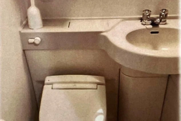 リゾートバイトの社員寮の部屋を表現するイメージ画像。便器と洗面台が一体になったユニットバス。