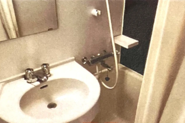 リゾートバイトの社員寮の部屋を表現するイメージ画像。洗面台と浴槽が一体になったユニットバス。