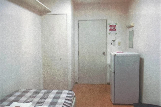 リゾートバイトの社員寮の部屋を表現するイメージ画像。冷蔵庫とクローゼット、鏡が備え付けられたシンプルな個室。