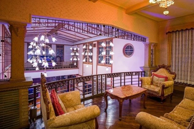 レトロな洋館風の内装が特徴の旅館のラウンジ画像。クラシックなソファとシャンデリアがあるおしゃれな空間。