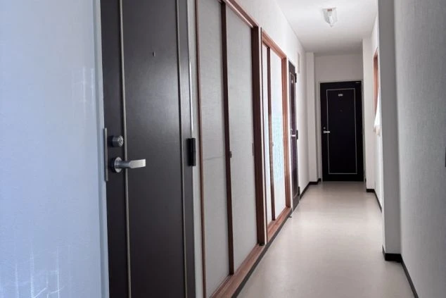 リゾートバイトの個室寮にある清潔な廊下。アパートタイプのような綺麗な造りで、プライバシーも安心。