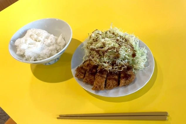 白いごはんととんかつ、キャベツのまかない写真。