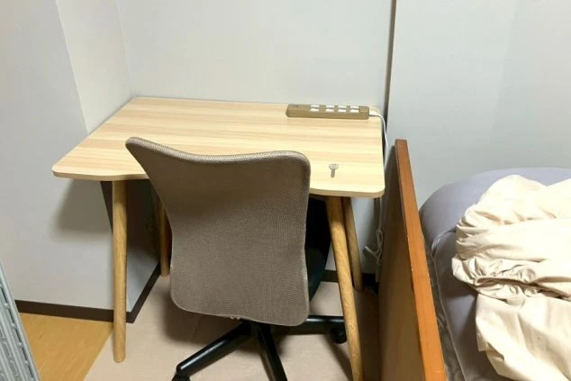 ワクトリ社員が撮影した寮の個室内の写真。デスクとベッドが写っている。