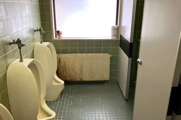 ワクトリ社員が撮影した寮の男子トイレの写真。