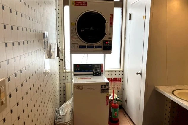 ワクトリ社員が撮影した寮の洗濯機と乾燥機の写真。