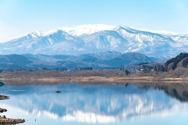 雪が積もった山と湖。雪山でのリゾートバイトの周辺景色、絶景。