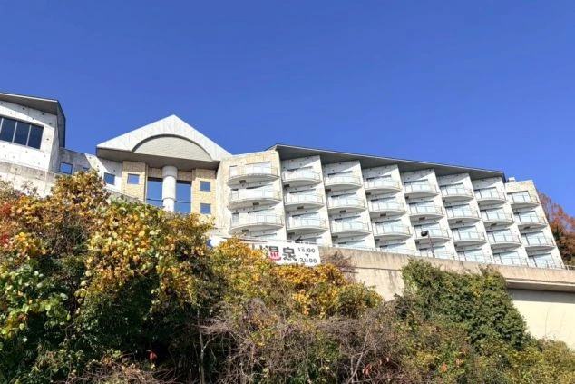 ワクトリ社員が撮影した施設の外観写真。青い空に白い建物が輝いている。