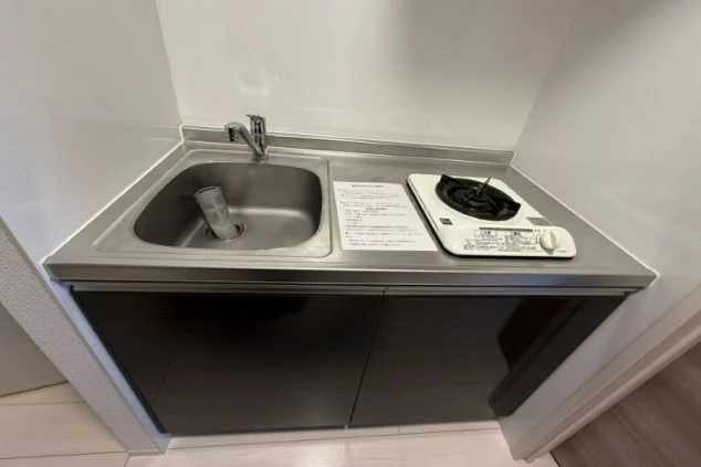 ミニキッチン。シンクと一口ガスコンロが設置されている。