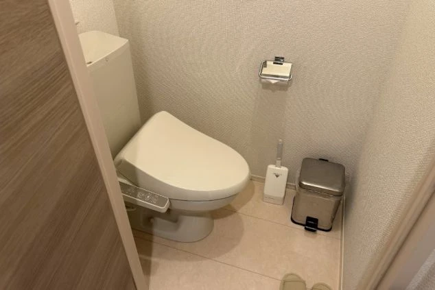 温水洗浄便座付きのトイレ。白い便器が写っている。