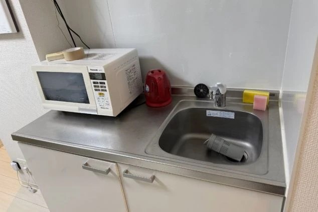 寮のミニキッチン。シンクと一口ガスコンロが設置されており、下に収納スペースがある。