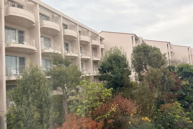 海が見えるリゾートホテルのラウンジ。窓が大きく開放的な空間のホールスタッフの仕事場。